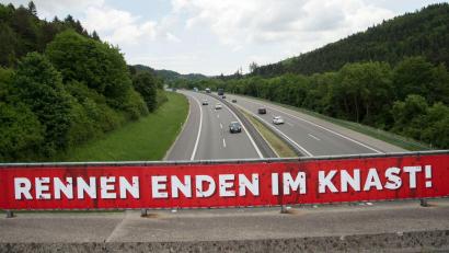 Symbolbild: Steffen Schmidt/dpa
Illegale Autorennen enden oft genug tödlich – oder im Gefängnis. Ein junger Mann, der bei so einem verbotenen Rennen auf der A93 mitgemacht hat, stand jetzt in Amberg vor Gericht.