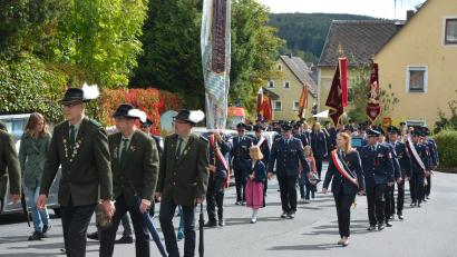 Bild: jr
Mehr als 30 Vereine nahmen am Festzug zum 150-jährigen Bestehen der Feuerwehr Groschlattengrün teil und erwiesen so dem Jubelverein ihre Reverenz.