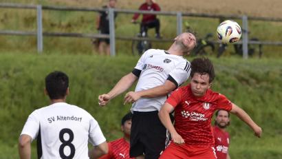 Bild: ham
Alexander Prey (Mitte) brachte den SV Altendorf beim Sieg gegen Neunburg v.W mit seinem Treffer auf Kurs. Das Spiel in der Kreisklasse Nord endete mit 2:0.