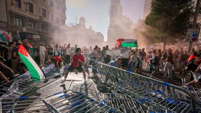 Bild: Manu Fernandez/AP/dpa
Proteste durchkreuze Vuelta: Demonstranten blockieren die Straße.
