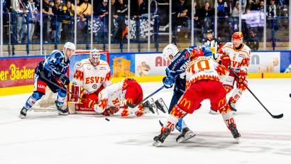 Bild: Elke Englmaier
Goalie Daniel Fießinger (Zweiter von links) im Tor des ESV Kaufbeuren war am Sonntag nur schwer zu überwinden: In dieser Szene versuchen es die Weidener Georg Thal (Vierter von links) und Paul Vinzens (links).