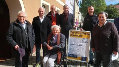Bild: rha
Viele Besucher fanden sich am Tag des offenen Denkmals in der Donhauser-Schmiede ein und lauschten den Ausführungen von Vilsecks Gästeführerin Dorothee Schulze Zumhülsen.