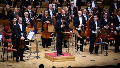 Bild: Bernd von Jutrczenka/dpa
Dirigent Lahav Shani und die Münchner Philharmoniker werden in Berlin gefeiert.