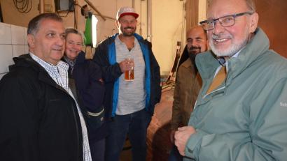Bild: jr
Rainer Gottas (rechts) erklärt eine Gruppe aus Weiden im Mitterteicher Kommunbrauhaus die Herstellung des Zoiglbieres.