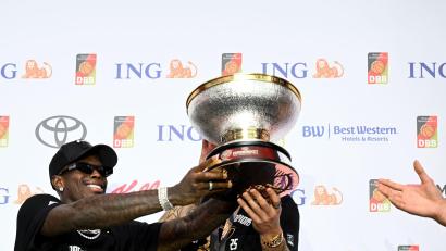 Bild: Boris Roessler/dpa
Schröder brachte die Trophäe auf die Bühne.