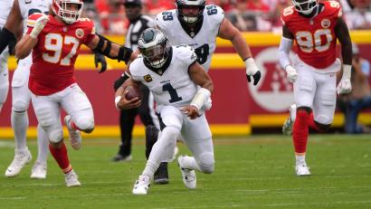 Bild: Charlie Riedel/AP/dpa
Jalen Hurts (Mitte) holte bei den Kansas City Chiefs den zweiten Saisonsieg mit den Eagles.