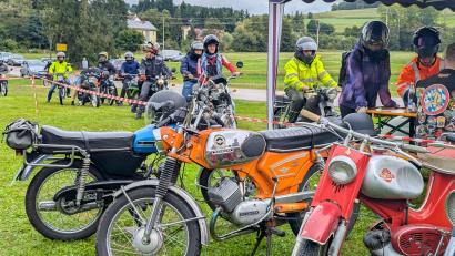 Bild: wrl
Sobald der Himmel aufklarte, knatterten die Mopeds auf den Festplatz in Altendorf.