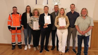 Bild: Stadt Tirschenreuth, Manuel Meier
Die geehrten Mitarbeiter mit ihren Gratulanten (von links): Karl Bayreuther, Franziska Zahn, Gerlinde Müller, Markus Bergauer, Franz Stahl, die zur Verwaltungssekretärin ernannte Eva Schraml, Nico Wiesend und Thomas Schüßler