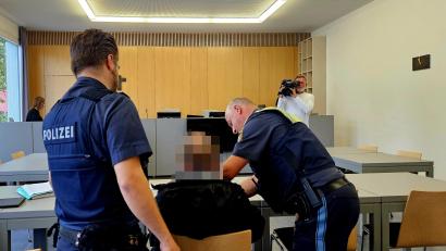 Bild: blf
Polizisten nehmen dem Angeklagten vor dem letzten Prozesstag den Bauchgurt ab. Der 49-Jährige ist nun wegen Missbrauchs an seiner Tochter zu einer Haftstrafe verurteilt.