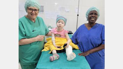 Bild: Annemarie Schraml/exb
Dr. Annemarie Schraml (links) und Schwester Makaaya halfen auch diesem fünfjährigen Mädchen mit Albinismus. Sie wurde wegen eines fortgeschrittenen X-Beins operiert.