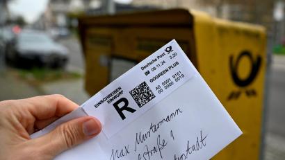 Bild: Wolf von Dewitz/dpa
Die Deutsche Post muss künftig deutlich darauf hinweisen, dass bei gewöhnlichen Einschreiben die Haftung auf 25 Euro begrenzt ist. (Symbolbild)
