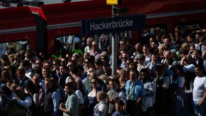 Bild: Lukas Barth/dpa
Gerade an der Hackerbrücke steigen viele Wiesnbesucher in die S-Bahn ein und aus (Archivbild).