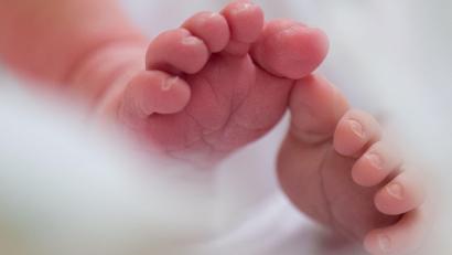 Bild: Arno Burgi/dpa-Zentralbild/dpa
Im ersten Halbjahr wurden in Bayern weniger Kinder geboren. (Illustration)