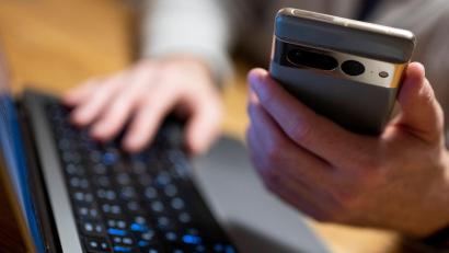 Bild: Monika Skolimowska/dpa
Schnell und bequem: Viele Menschen erledigen Bankgeschäfte per Online-Banking. (Symbolbild)
