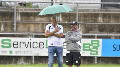 Bild: Hubert Ziegler
Franz Wittich (links) und Markus Kipry (rechts) Mitte Juli vor einem Testspiel der DJK Gebenbach gegen den Profiklub Al Wahda. Teammanager Wittich äußerte sich jetzt zum Rücktritt Kiprys.