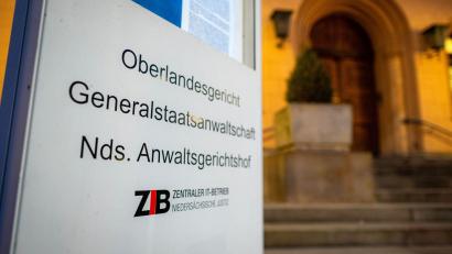 Bild: Sina Schuldt/dpa
Die Ermittlungen der Generalstaatsanwaltschaft Celle und des LKA Niedersachsen richten sich gegen Beschuldigte im Alter von 32 bis 57 Jahren. (Archivbild)