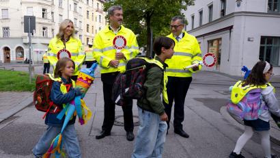 Bild: Sven Hoppe/dpa
Als Schulweghelfer auf der Straße: Kultusministerin Anna Stolz (Freie Wähler), Ministerpräsident Markus Söder und Staatskanzleiminister Florian Herrmann (beide CSU).