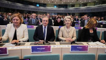 Bild: Virginia Mayo/AP/dpa
Mario Draghi (M.l.) und Ursula von der Leyen (M.r.) in Brüssel. Vor fast genau einem Jahr hat der frühere EZB-Chef seinen Bericht über Europas Wettbewerbsfähigkeit vorgestellt.