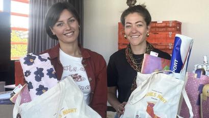 Bild: Franziska Farr
Franziska Farr (links) und Mirjam Dettling mit der Shopping Bag der diesjährigen „Ladies Night“.