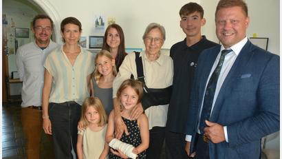 Bild: jr
Ihren 80. Geburtstag feierte am Montag die frühere Lehrerin Christine Etzold. Im Bild (von links) Schwiegersohn Wilhelm mit Tochter Ulrike Klemm, Tochter Sabine Klier, Christine Etzold, Enkel Maximilian und Bürgermeister Stefan Grillmeier, vorne die Enkelkinder (von links) Freya, Rebecca und Edith.
