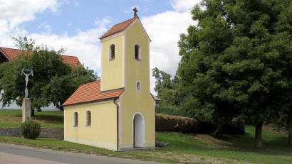 Bild: Josef Böhm
Die Dorfkapelle Höflarn hat auch 30 Jahre nach ihrer Renovierung kaum etwas von ihrem Glanz verloren. Die Kapelle und deren Umgriff werden von der Dorfgemeinschaft gepflegt.