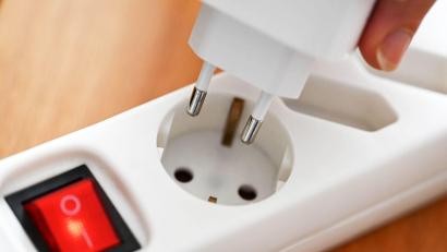 Bild: Bernd Weißbrod/dpa
Die Stromrechnung sprengt bei vielen Haushalten das Budget. (Symbolbild)