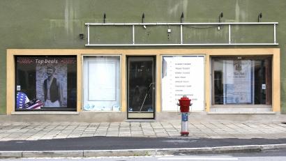 Bild: Albert Braun/exb
Mit seiner Ausstellung verwandelt Künstler Albert Braun Schaufenster der Vilsecker Innenstadt in Rahmen für seine fotodokumentarischen Fotodruck-Kunstwerke.