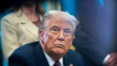 Bild: Alex Brandon/AP/dpa
US-Präsident Donald Trump will nach eigenen Angaben die „New York Times“ verklagen.