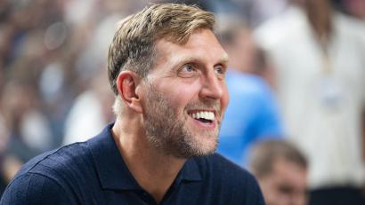 Bild: Marius Becker/dpa
Nach dem EM-Titel: Dirk Nowitzki freut sich für die deutschen Basketballer. (Archivbild)