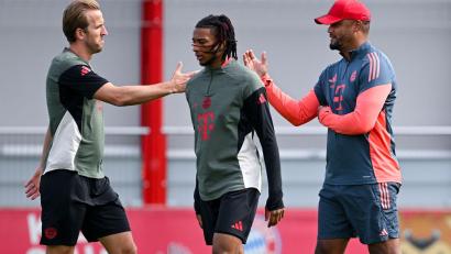 Bild: Sven Hoppe/dpa
Bayern-Trainer Vincent Kompany (r) und Torjäger Harry Kane (l) beim Abschlusstraining vor dem Auftaktspiel gegen Chelsea.