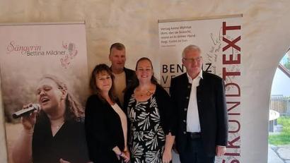 Bild: Göldner
Über den Erfolg der Benefizveranstaltung freuen sich (von links) Yvonne Müller, Organisator Wolfgang Göldner, Sängerin Bettina Mildner und Bürgermeister Johannes Reger.