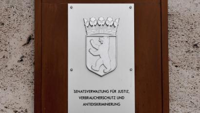 Bild: Jens Kalaene/dpa-Zentralbild/ZB
Die Gerichtsvollzieher des Landes Berlin sollen stich- und schusssichere Schutzwesten erhalten. (Symbolbild)