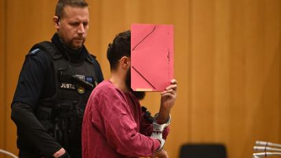 Archivbild: Marijan Murat/dpa
Nach dem tödlichen Messerangriff auf dem Mannheimer Marktplatz im Mai 2024 hat das Oberlandesgericht Stuttgart sein Urteil verkündet.