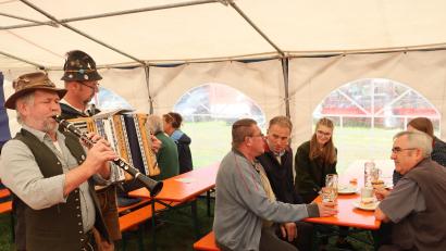 Bild: mrr
Der Fonse und der Bose (von links) spielten zünftig auf, so auch an dem Tisch, an dem Pfarrer Slawomir Niemczewski (rechts) saß.
