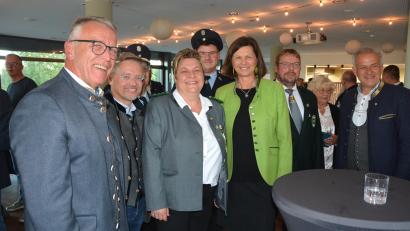 Bild: jr
Landtagspräsidentin Ilse Aigner (Mitte) ließ sich gerne mit Gästen und Ausrichtern des Empfangs fotografieren.