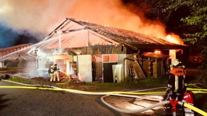 Bild: Kreisbrandinspektion Bayreuth/exb
Feuerwehreinsatzkräfte wenige Minuten nach der Alarmierung bei der Bekämpfung des Feuers auf dem Reitstall-Gelände.