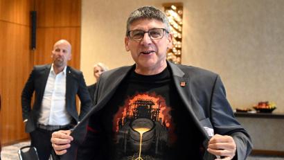 Bild: Federico Gambarini/dpa
„Stahlkind“ ist auf einem IG Metall-T-Shirt zu lesen, das der Verhandlungsführer der Gewerkschaft, Knut Giesler, zum Auftakt der Tarifverhandlungen trägt.