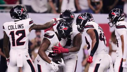 Bild: Eric Christian Smith/AP/dpa
Jakob Johnson (zweiter von rechts) hatte einige gute Aktionen und feiert hier den Touchdown von Nick Chubb (Mitte) - die Texans verloren dennoch.