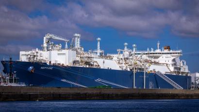 Bild: Jens Büttner/dpa
Über die deutschen LNG-Terminals kamen am Montag rund 15 Prozent der deutschen Gasimporte. (Archivbild)
