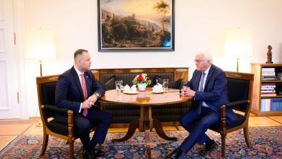 Bild: Bernd von Jutrczenka/dpa-Pool/dpa
Bundespräsident Steinmeier lehnte im Gespräch mit seinem polnischen Kollegen Nawrocki Reparartionsforderungen erneut ab
