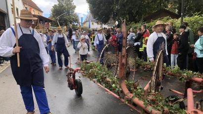 Bild: wro
Nachdem der Regen rechtzeitig aufgehört hatte, zählte der Historische Erntedankzug am Sonntag Tausende Besucher. Diese bestaunten auch viele alte Ackergeräte aus früheren Zeiten.