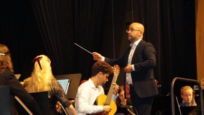 Bild: wel
Gitarrist Raimundo Luco bildete eine Einheit mit seiner Gitarre.