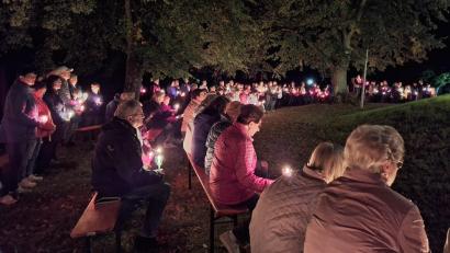 Bild: lep
Viele Gläubige aus der Pfarrei nahmen an der feierlichen Lichterprozession von der Pfarrkirche zur Bergkirche „Maria Zell“ bei Kirchenthumbach teil.