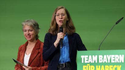 Bild: Karl-Josef Hildenbrand/dpa
Die Grünen-Landesvorsitzenden Gisela Sengl (l) und Eva Lettenbauer (r) im vergangenen Dezember. Beide wollen im Oktober noch einmal kandieren. (Archivbild)