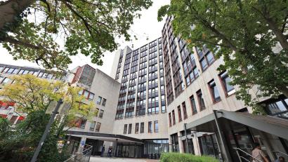 Bild: Karl-Josef Hildenbrand/dpa
Auf elf Stockwerken sollen im neuen Anker-Zentrum in München künftig bis zu 900 Menschen untergebracht werden.