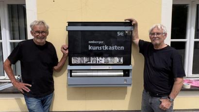 Bild: Reuther
Achim Hüttner (links) und Norbert Scharf haben dem Amberger Kunstkasten ein neues "Gesicht" gegeben. Jetzt hat der Automat der Künste wieder 500 Euro verdient.