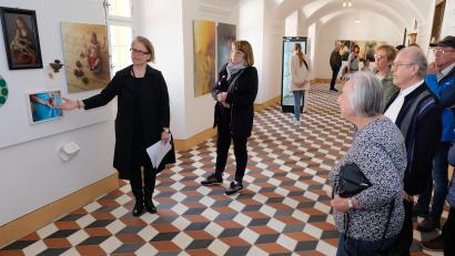 Bild: do
Kuratorin Notburga Karl (links) empfahl den Besuchern beim Rundgang zur Eröffnung der Ausstellung "Äpfel und Birnen" einen neuen Blick auf ein alltägliches Lebensmittel.