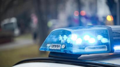 Symbolbild: Daniel Vogl/dpa
Ein 23-jähriger Autofahrer hat beim Fahrstreifenwechsel in Amberg ein anderes Fahrzeug übersehen.
