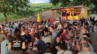 Bild: Florian Plank
Zum Sommernachtsfest der Freiwilligen Feuerwehr Dürnersdorf war der Holzbau dank des Engagements der Vereinsmitglieder einsatzbereit.