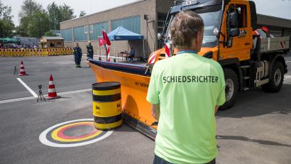 Archivbild: Daniel Vogl, dpa
Winterdienst-Experten treten am 20. September bei der Deutschen Schneepflugmeisterschaft in Marktredwitz in einem Geschicklichkeitsparcours gegeneinander an.